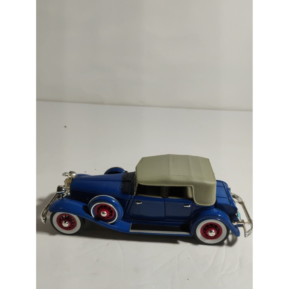 Signature Series 1932 CHRYSLER LEBARON Classic Car Replica 1:32 BLUE. Excellent!